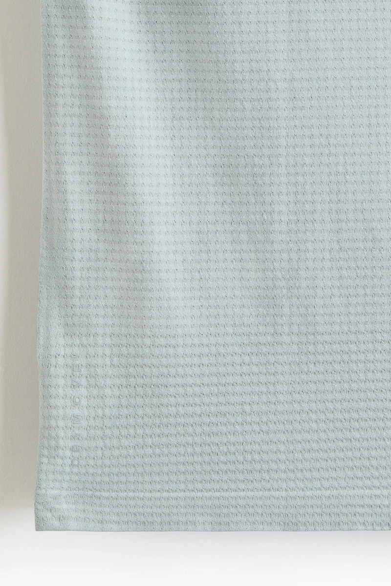 اتش اند ام تي-شيرت رياضي بقصّة ضيقة من نسيج دراي موف